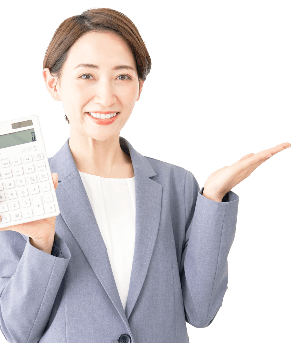 電卓を手に微笑む女性
