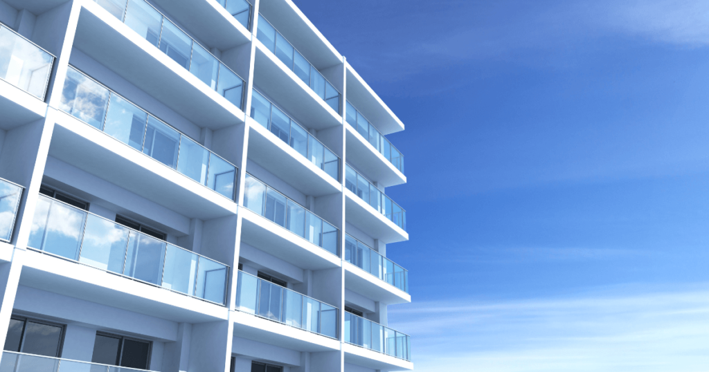 青空の中のマンション