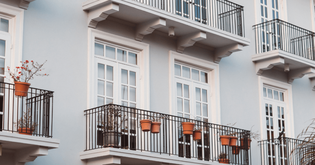 赤い花が映えるマンション