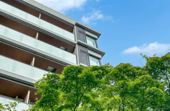 管理業者管理者方式に適したマンション外観と青空