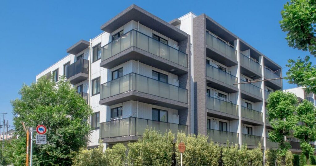 都市部の中規模マンション外観｜管理業者管理者方式の説明用