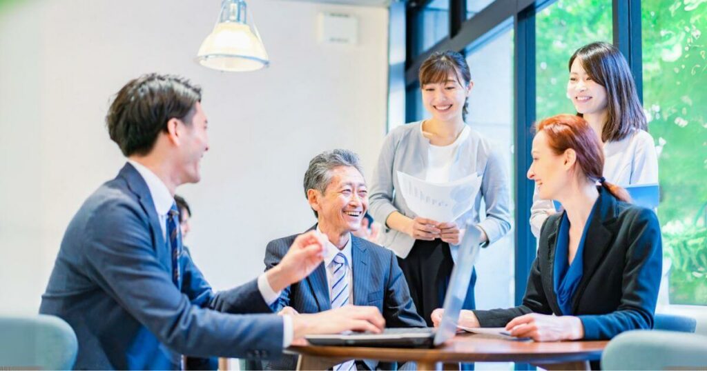 マンション管理会社選びに向けた打ち合わせを行う複数人のビジネスパーソン